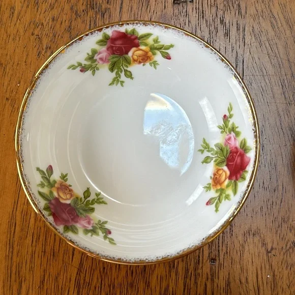 Royal Albert, Old country roses set of 4 elegant,tiny bowls. Diameter: 3 inches. - Picture 2 of 7